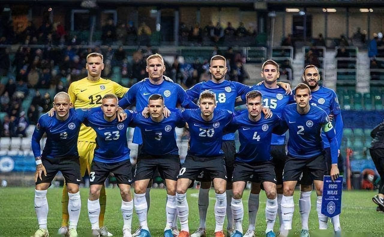 德甲战报：凯恩替补登场戴帽，拜仁5-0狂胜十人斯图加特（德甲：凯恩替补上演帽子戏法，拜仁5-0横扫十人斯图加特）