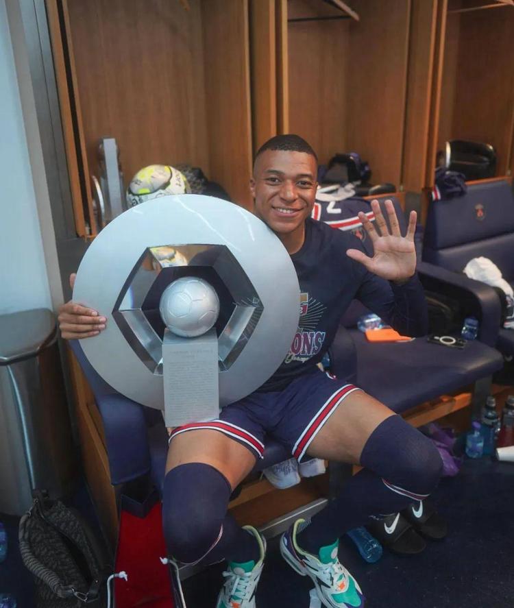 克罗斯评选历史最佳阵：C罗、大罗、小罗锋线，梅西前腰（克罗斯评出史上最佳阵容：C罗、大罗、小罗三叉戟，梅西司职前腰）