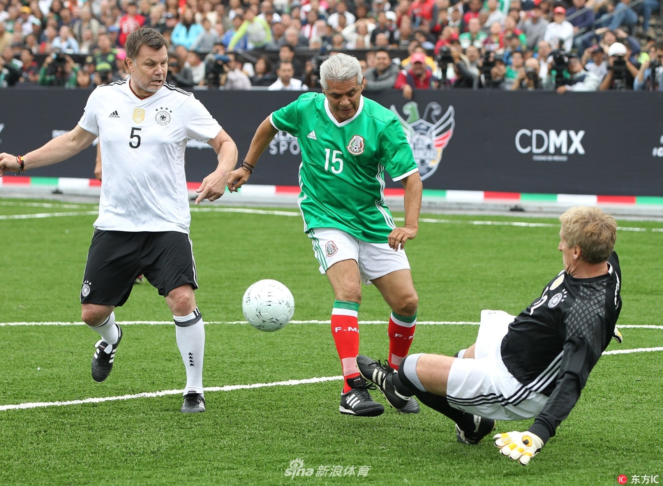 C罗被罚下后，爱尔兰一酒吧盛况：球迷鼓掌庆祝+击掌拥抱